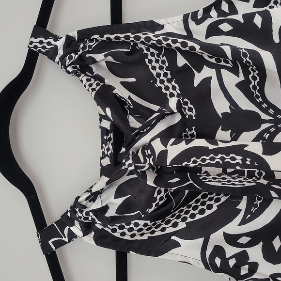 The Limited Keyhole Sleeveless Halter Like Tank - Picture 5 of 13